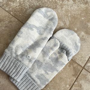Lululemon Mittens